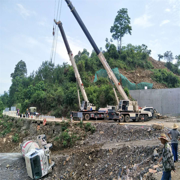 广汉汽车掉沟里叫吊车救援要多少钱